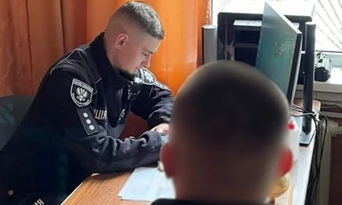 Чоловік кидає гранату в парку