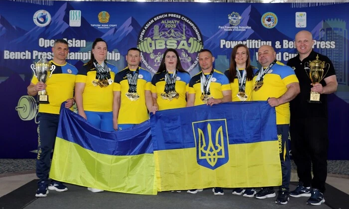 Українська збірна з пауерліфтингу торжественно виступила на Кубку світу