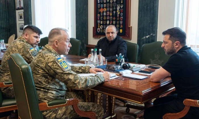 Президент слухає доповідь Сирського