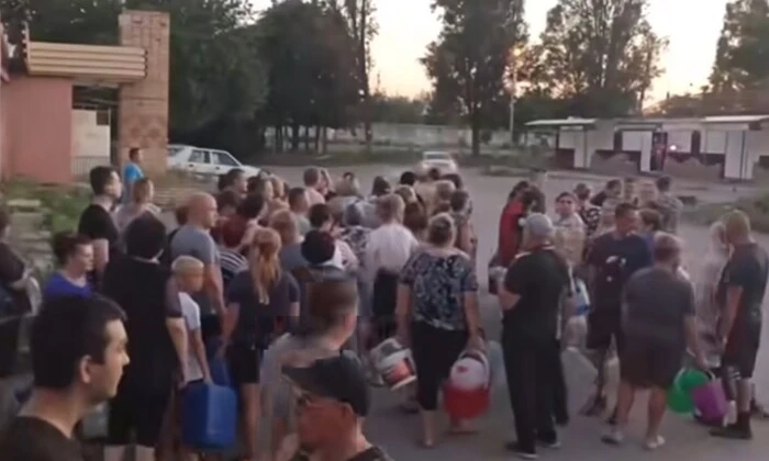 Черги жителів на воду в Донецьку