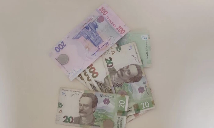 Дружина посадовця митниці сплачує податки