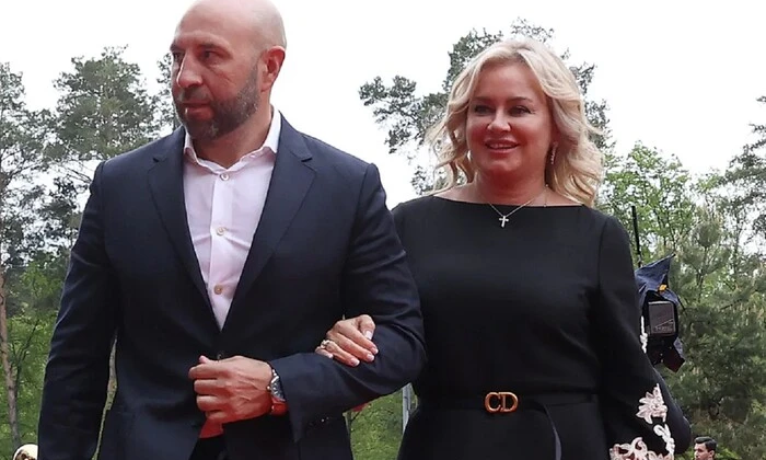 Жена чемпиона по хоккею делает заявление