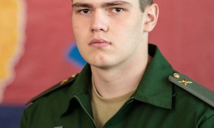 Сани та спортсмен в армійській формі