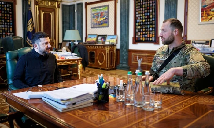 Зеленський слухає доповідь СБУ