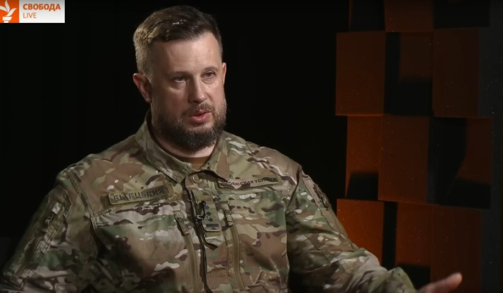 военные на фоне карты Донецкой области