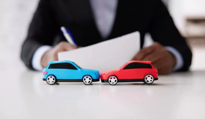 Водитель за рулем автомобиля