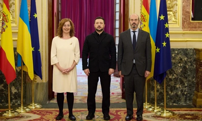 Zelensky and Spanish representative signing documents