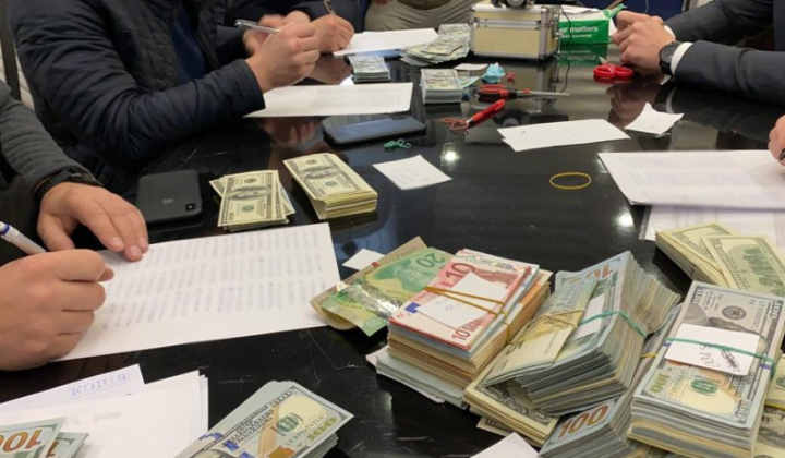 Український чиновник краде гроші ліків