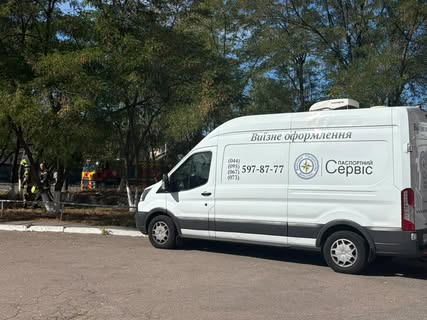Мобільні групи міграційної служби відновлюють паспорти у Києві