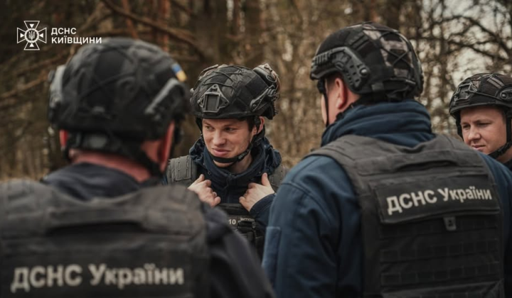 Розтягнутий будинок з вибухонебезпечними речовинами