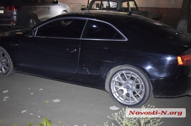 Тіло бізнесмена на землі біля будівлі