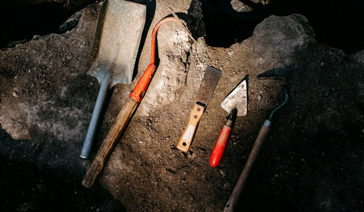 Russian archaeologists conducting illegal excavations in Crimea