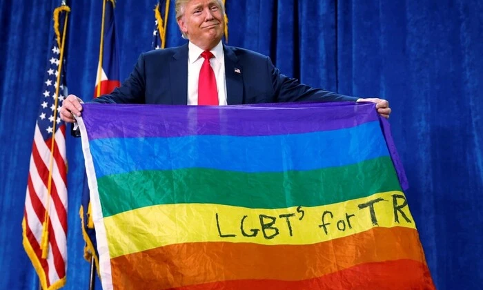 Трамп прерывает выступление Хора геев