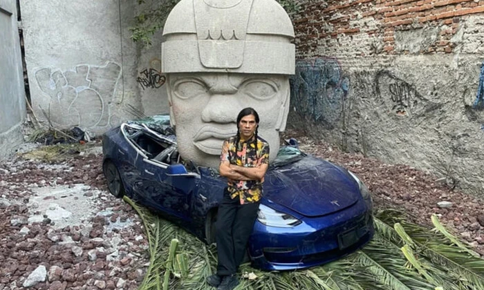 Мексиканский скульптор раздавил Tesla