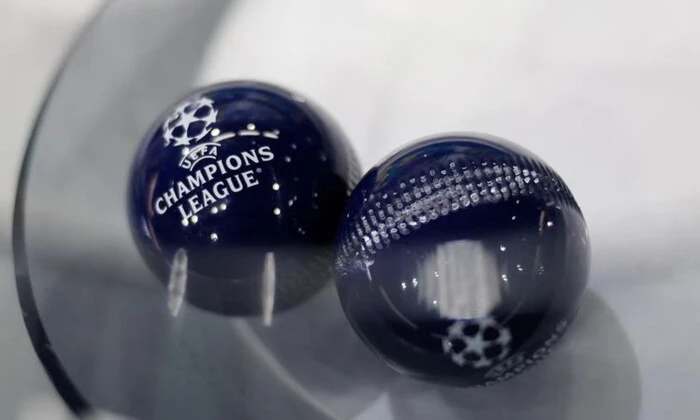 Логотип Лиги чемпионов на фоне мячей