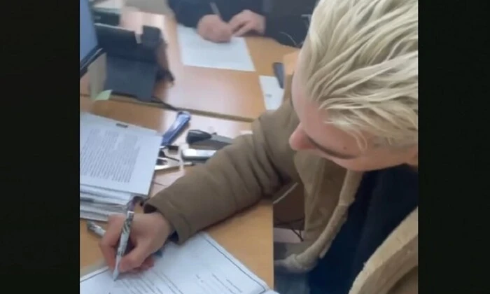 Меловін показує присягу на відео