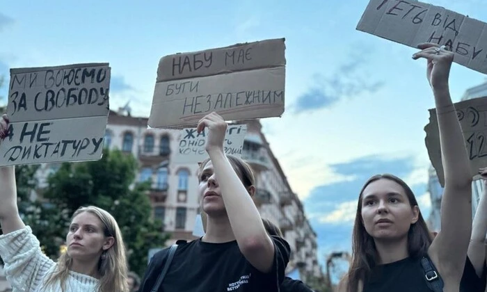 Порівняння політиків на плакатах