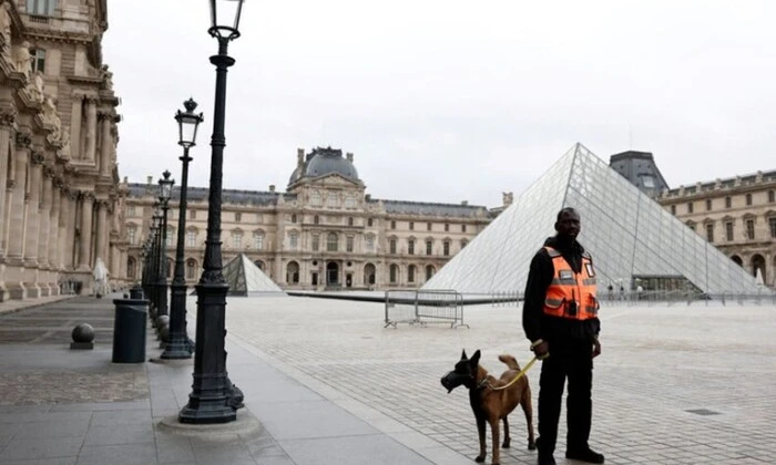 Квиток до Лувру для туристів