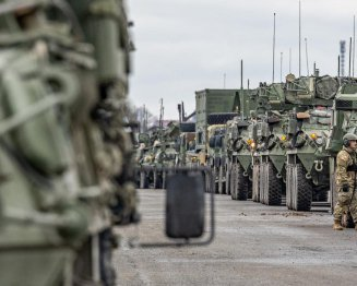Флаги Украины и Евросоюза на зеленом фоне