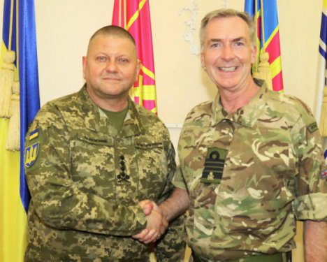 Командувач британської армії вручає подарунок Залужному