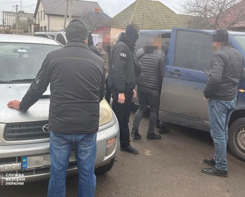 Депутати допомагали окупантам тікати за кордон