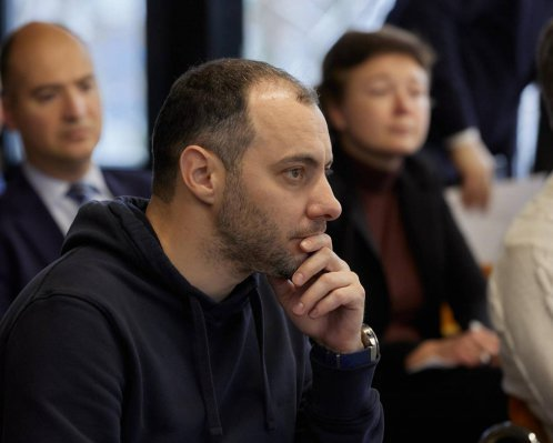 Люди голосуют при принятии городской реформы