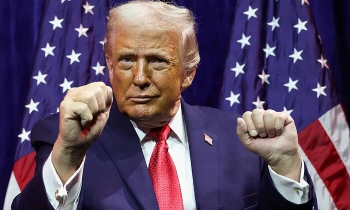 Дональд Трамп с флагом США