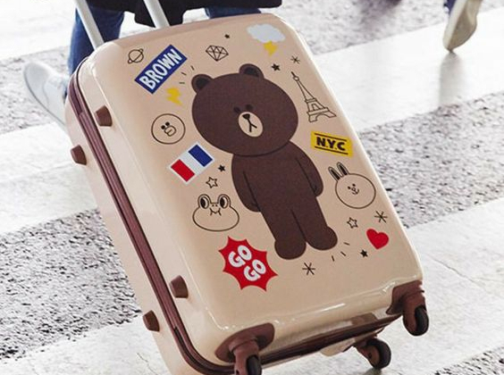 Чорна валіза на білому фоні