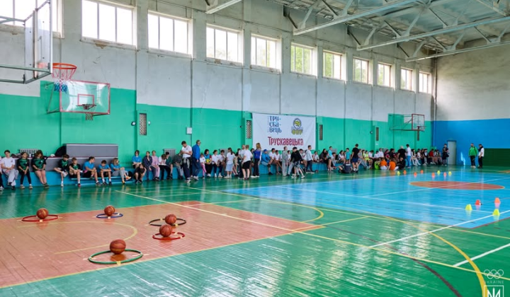 Естафета з одяганням тренера на спортивному заході