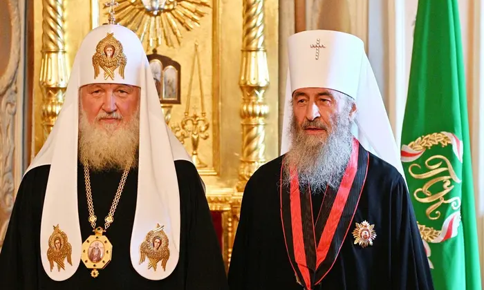 Молодежь читает текст закона
