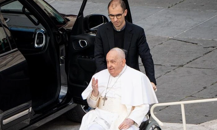 Папа Франциск лежить в критичному стані