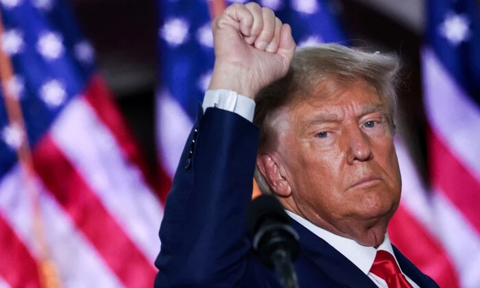 Дональд Трамп з флагом США