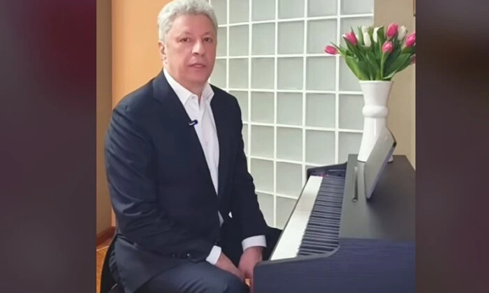 Нардеп Бойко за фортепіано