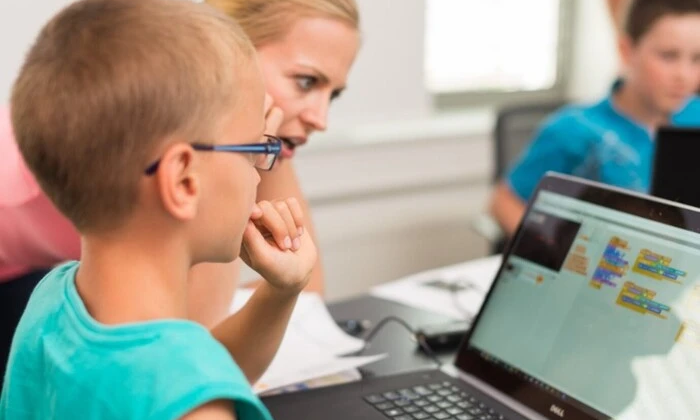 Ученики с интеллектом работают с компьютерами