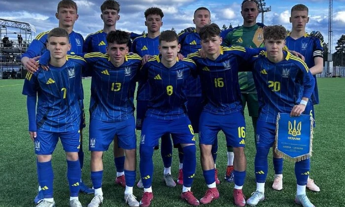Игроки на поле во время матча