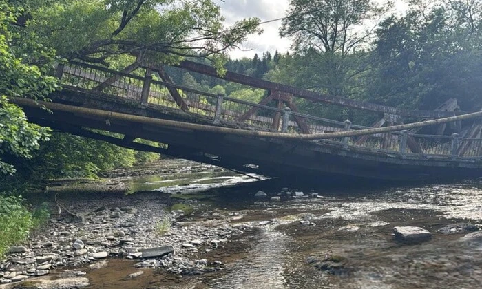 Обвалившийся міст на Закарпатті