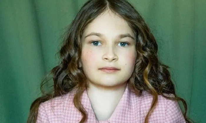 Дівчинка грає на піаніно