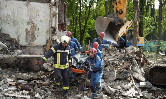 Шукають під завалами у Києві
