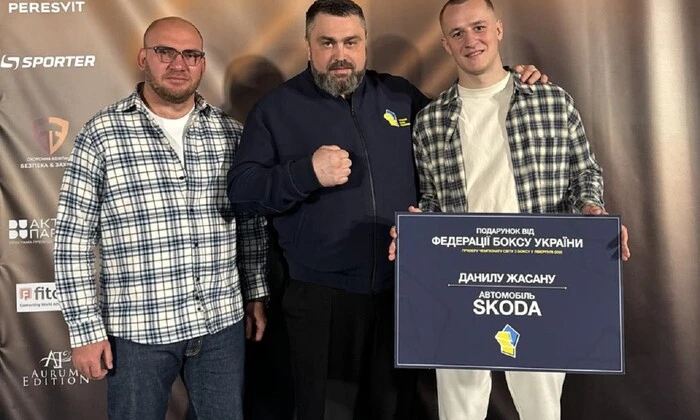 Украинский боксер получил автомобиль за награду чемпионата мира