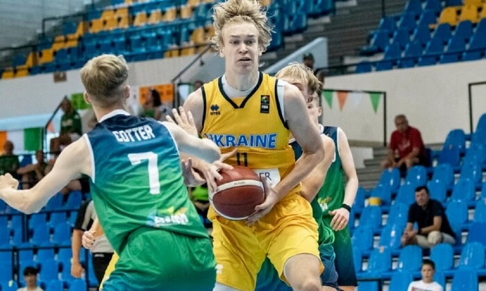 Украинский баскетболист в форме на игре в Эстонии