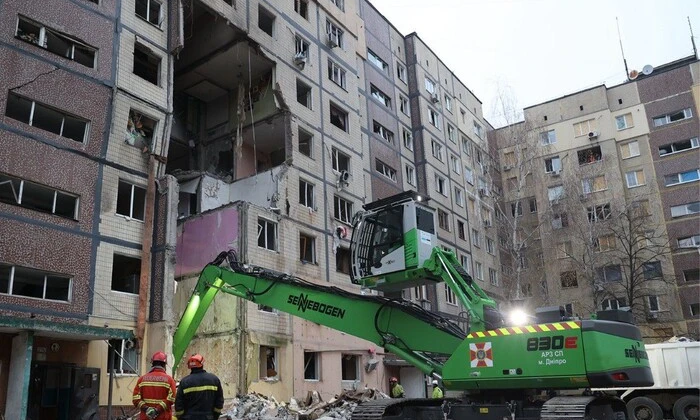 Рятувальні роботи після удару по багатоповерхівці у Дніпрі