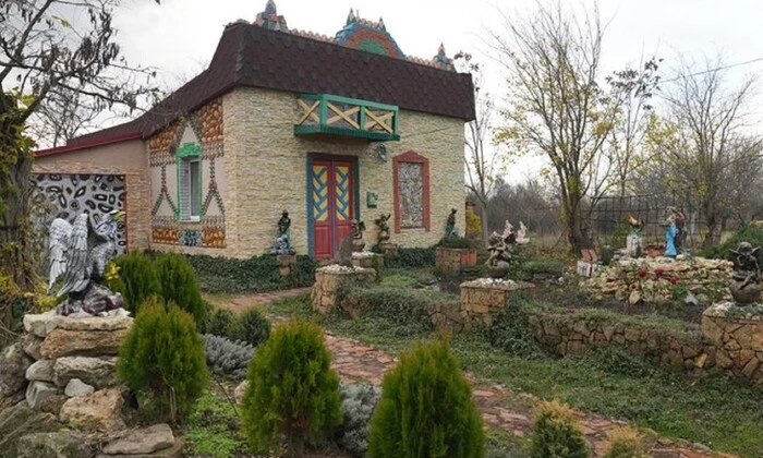 На Миколаївщині чоловік зводить будинок-писанку