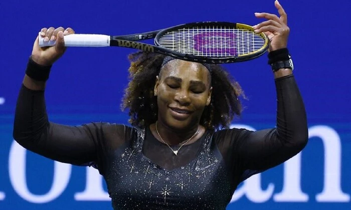 Тенісистка з ракеткою на корті