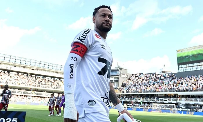 Neymar limits away matches for Santos