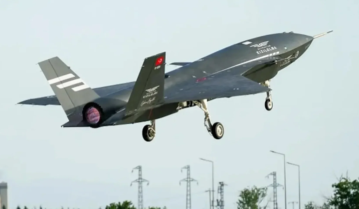 Безпілотник Kizilelma та винищувач M-346