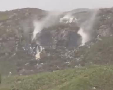 Водопад, который поднялся вверх в Шотландии