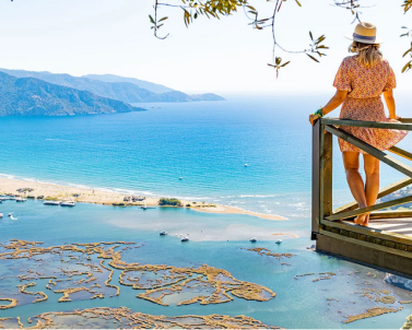 Блакитні лагуни, грязьові ванни та узбережжя Аполлона: куди поїхати на море в жовтні