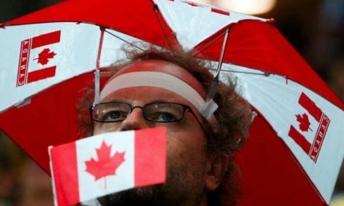 Канадці співають гімн США