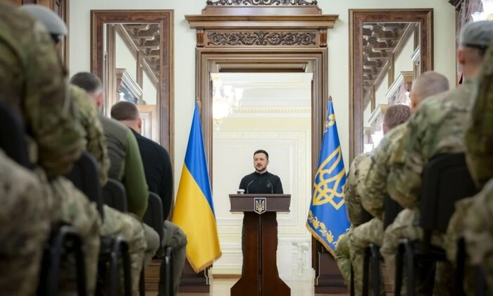 Президент вручающий награды работникам СБУ