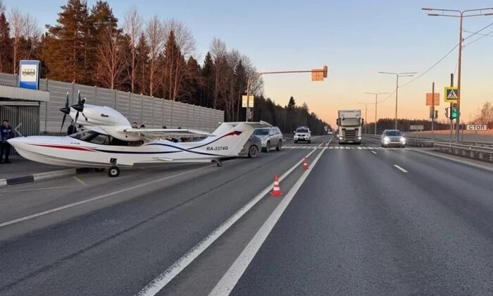 Автомобільна траса з приземленим літаком